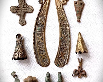 125) 11 Objetos de Bronce Encontrados - Suministros Creativos para Aficionados y Artesanos