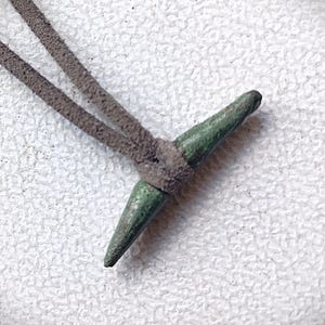 Könnte beinhalten: Ein Set aus drei Keramikbechern mit gesprenkelter, matter Oberfläche. Die Becher sind in den Farbtönen Creme, Hellgrau und Dunkelgrau gehalten. Jeder Becher hat ein schlichtes, minimalistisches Design, perfekt für Kaffee oder Tee.