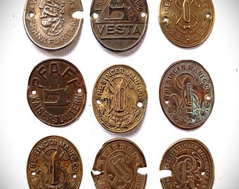 2) 9 etiquetas antiguas para máquinas de coser