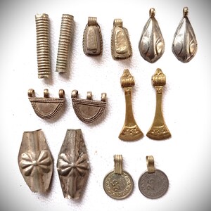 Może przedstawiać: Zestaw trzech ceramicznych kubków z nakrapianym, matowym wykończeniem. Każdy kubek ma inny kolor: jasnoniebieski, kremowy i szary. Kubki mają prosty, nowoczesny design, idealny do kawy lub herbaty.