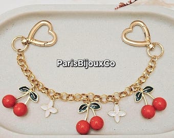 Colgante para bolso con diseño de cereza roja y flor blanca: accesorio para bolso chapado en oro de 18 quilates.