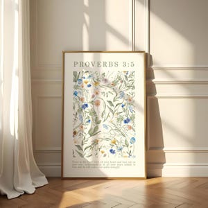 Könnte beinhalten: Ein gerahmter Druck mit dem Text "PROVERBS 3:5" über einem floralen Design. Das Kunstwerk zeigt eine Vielzahl bunter Blumen und Grünpflanzen auf cremefarbenem Hintergrund. Der untere Teil des Drucks enthält zusätzlichen Text.