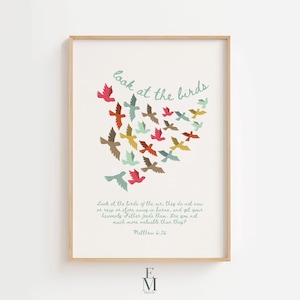 Puede incluir: Impresión enmarcada con una bandada de pájaros coloridos en vuelo. El texto "look at the birds" está escrito en cursiva, y se incluye una cita de Mateo 6:26. Los pájaros son en tonos de rojo, marrón, verde y amarillo.