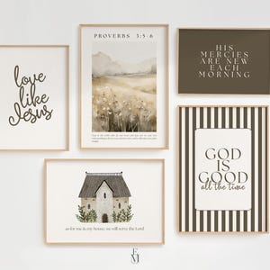 Op de afbeelding: Een verzameling ingelijste kunstafdrukken met inspirerende citaten en landschapsillustraties. De prints tonen zinnen als "love like Jesus" en "God is good all the time". Het kleurenpalet omvat neutrale tinten met houten frames.