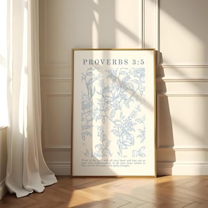 Könnte beinhalten: Ein gerahmter Druck mit dem Text "PROVERBS 3:5" oben. Der Druck hat ein florales Design in Hellblau auf cremefarbenem Hintergrund. Der untere Teil des Drucks enthält einen Bibelvers. Der Rahmen ist goldfarben.