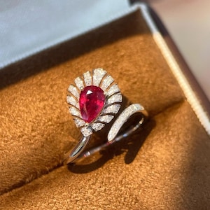 Anello con rubino naturale color sangue di piccione, rubino a goccia a forma di pera in oro bianco 18 carati, incastonatura a croce con pavé di diamanti, anello di fidanzamento di lusso.
