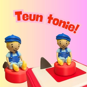 Op de afbeelding: Twee beeldjes van een persoon met een blauwe pet, overall en lichtblauw shirt, zittend op rode platforms. De tekst "Teun tonie!" staat in rode letters op een roze achtergrond.