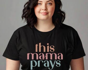 Ta mama się modli, modląca się mama, koszulka z modlitwą mamy, koszulka z grafiką chrześcijańskiej mamy, koszulka z chrześcijańską mamą, koszulka z modlitwą mamy, koszulka z wiarą mamy