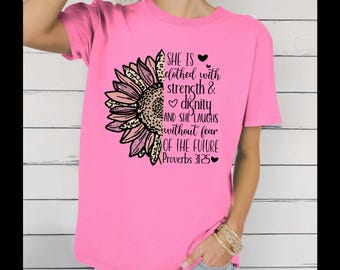 Proverbios 31:25 Camiseta unisex de estilo suave, camiseta con versículo bíblico cristiano, ropa inspiradora, camiseta de fuerza y dignidad, regalo religioso
