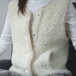 Padrão de tricô para colete bouclé – inspirado em tecido de pelúcia, com bolsos, inglês/alemão