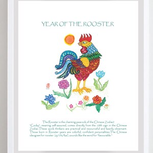 Puede incluir: Impresión enmarcada con una colorida ilustración de un gallo, flores y un sol. El texto "YEAR OF THE ROOSTER" está en la parte superior. La impresión incluye texto sobre el zodiaco chino.