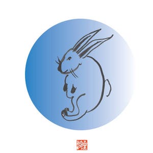 K&ouml;nnte beinhalten: Ein blauer Kreis mit einer schwarzen Tintenillustration eines Kaninchens darin. Das Kaninchen sitzt aufrecht mit hochgestellten Ohren. Der Kreis hat einen Farbverlauf von hellblau nach dunkelblau. Das Wort "兎" ist in roter Tinte in einem Quadrat am unteren Rand des Bildes geschrieben.