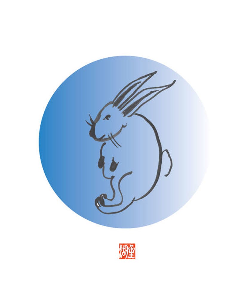 K&ouml;nnte beinhalten: Ein blauer Kreis mit einer schwarzen Tintenillustration eines Kaninchens darin. Das Kaninchen sitzt aufrecht mit hochgestellten Ohren. Der Kreis hat einen Farbverlauf von hellblau nach dunkelblau. Das Wort "兎" ist in roter Tinte in einem Quadrat am unteren Rand des Bildes geschrieben.