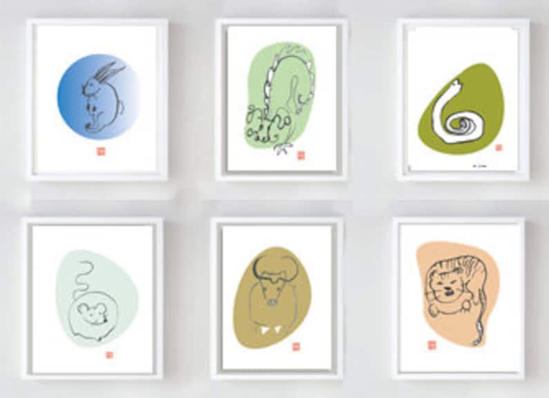 K&ouml;nnte beinhalten: Satz von sechs minimalistischen Line-Art-Drucken mit den Tieren des chinesischen Tierkreises: Kaninchen, Drache, Schlange, Ratte, Ochse und Tiger. Jedes Tier ist in Schwarzwei&szlig;-Line-Art vor einem farbigen Hintergrund dargestellt.