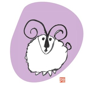 K&ouml;nnte beinhalten: Eine Schwarzwei&szlig;illustration eines Schafs mit gekr&auml;uselten H&ouml;rnern auf einem hellvioletten Hintergrund. Das Schaf blickt nach vorne und hat eine schwarze Nase und Augen. Das Wort "羊" ist in Rot in der rechten unteren Ecke des Bildes geschrieben.