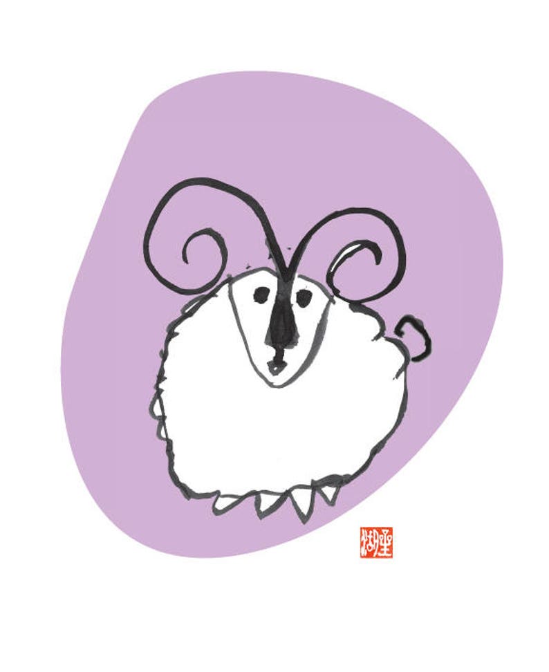 K&ouml;nnte beinhalten: Eine Schwarzwei&szlig;illustration eines Schafs mit gekr&auml;uselten H&ouml;rnern auf einem hellvioletten Hintergrund. Das Schaf blickt nach vorne und hat eine schwarze Nase und Augen. Das Wort "羊" ist in Rot in der rechten unteren Ecke des Bildes geschrieben.
