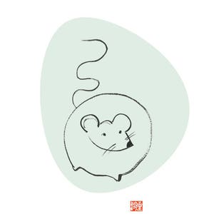 K&ouml;nnte beinhalten: Eine Schwarzwei&szlig;-Tintenillustration einer Maus auf hellblauem Hintergrund. Die Maus ist zu einer Kugel zusammengerollt, mit dem Schwanz um den K&ouml;rper gewickelt. Das chinesische Schriftzeichen f&uuml;r "Maus" ist in roter Tinte in der unteren rechten Ecke.