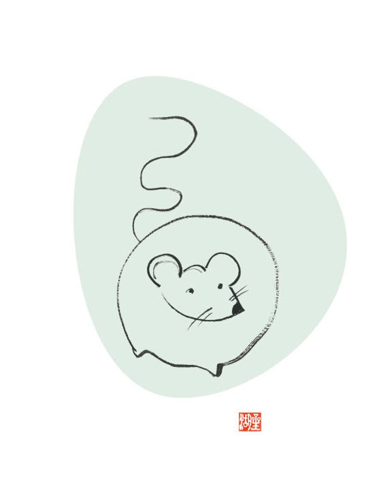 K&ouml;nnte beinhalten: Eine Schwarzwei&szlig;-Tintenillustration einer Maus auf hellblauem Hintergrund. Die Maus ist zu einer Kugel zusammengerollt, mit dem Schwanz um den K&ouml;rper gewickelt. Das chinesische Schriftzeichen f&uuml;r "Maus" ist in roter Tinte in der unteren rechten Ecke.