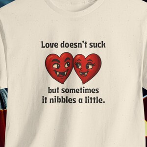 Halloween Vampir Shirt: Lustiges Paar T-Shirt, Liebe saugt nicht, süßes Paar Geschenk, schwarzer Humor T-Shirt