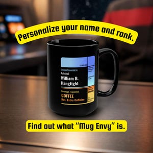 Puede incluir: Taza de café negra con el texto "Personaliza tu nombre y rango". La taza presenta un nombre y un rango, y la bebida solicitada es café. También está presente el texto "Descubre qué es Mug Envy".
