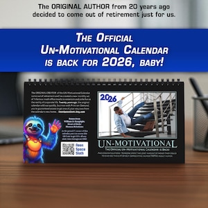 以下が含まれることがあります： 「UN-MOTIVATIONAL CALENDAR IS BACK FOR 2026, BABY!」の文字が入った卓上カレンダー。漫画のナマケモノと階段から落ちる男性が描かれています。カレンダーは黒色で、スパイラル綴じです。