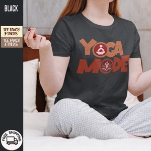 Maglietta Yoga Mode, maglietta yoga divertente, maglietta yoga, maglietta grafica yoga, maglietta yoga retrò, maglietta motivazionale yoga, abbigliamento yoga motivazionale