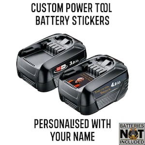 Op de afbeelding: Twee zwarte accu's voor elektrisch gereedschap met de tekst "CUSTOM POWER TOOL BATTERY STICKERS" en "PERSONALISED WITH YOUR NAME". Eén batterij is gemarkeerd met 3,0 Ah, de andere met 4,0 Ah. De afbeelding bevat een kleine afbeelding van een persoon.