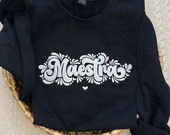 brodé Maestra Talavera | Cadeau pour professeur | Design mexicain | Plusieurs couleurs de sweat-shirt et de fil