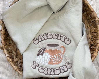 brodé Cafecito y Chisme | Design Talavera avec café et poêle Dulce | Ras du cou d'inspiration mexicaine