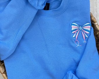 Sweat brodé infirmière : couverture pour bébé stéthoscope