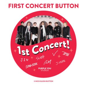 Può includere: Un bottone lucido circolare di 7,62 cm con una fotografia di sette persone in abiti neri. Il testo recita FIRST CONCERT BUTTON, 1st Concert! e PURPLE YOU STUDIOS. Sotto il testo sono riportati i nomi JIN, SUGA, RM, J-HOPE, JIMIN e JUNG KOOK.