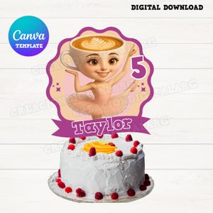 Puede incluir: Una tarta con glaseado blanco, decorada con bayas rojas y una rodaja de naranja. La tarta está coronada con una descarga digital que presenta una bailarina de dibujos animados con cabeza de taza de café, el número 5 y el nombre "Taylor".