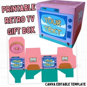 Op de afbeelding: Een roze, bedrukbare retro tv-cadeaudoos met een cartoonontwerp. De doos heeft een tv-scherm met de tekst "YOUR TEXT" en een blauwe hemelachtergrond. Het ontwerp bevat illustraties van donuts en banken. De woorden "PRINTABLE RETRO TV GIFT BOX" staan op de doos.