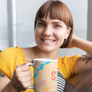 Taza con ambiente playero de verano, taza de café para vacaciones tropicales, linda vajilla costera, regalo de atardecer en el océano para amantes de la playa y entusiastas de los viajes