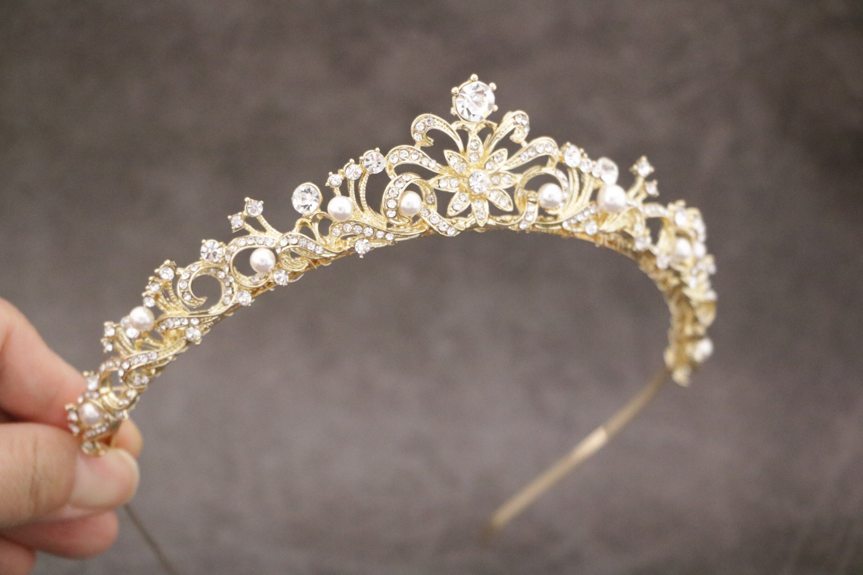 Tiara de perlas para boda Tiara de boda plateada Tiara de cristal Diadema  de boda Tiara de diamantes de imitación Corona Tiara de novia sencilla  Perla y cristal - Etsy México, image size:2976x1984