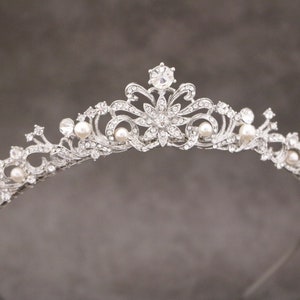 wedding pearl tiara Silver Wedding tiara Crystal tiara Wedding headband tiara Rhinestone tiara crown Simple Bridal tiara Pearl and Crystal