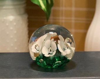 St Clair Maude and Bob 5 Flower Green and White Paperweight