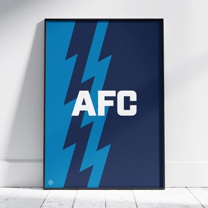 Op de afbeelding: Een ingelijste poster met een blauwe en donkerblauwe achtergrond. Een bliksemontwerp bevindt zich aan de linkerkant van de poster. De tekst "AFC" staat in witte letters in het midden van de poster.
