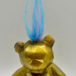 Funny Golden Low Poly Punk Bear Resin Sculpture – 6 Inch Geometric Teddy with Colorful Mohawk Hair – Quirky Desk Decor Handmade Epoxy Art