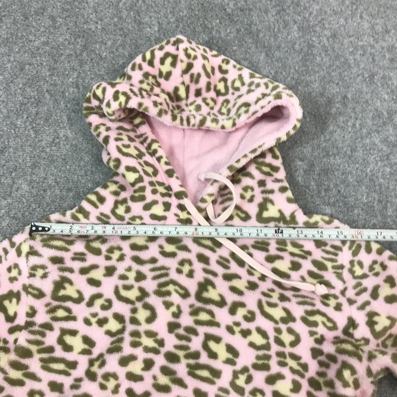 Puede incluir: Sudadera con capucha rosa y marr&oacute;n con estampado de leopardo y cord&oacute;n. La sudadera con capucha est&aacute; hecha de un material suave y difuso. La capucha est&aacute; forrada con tela rosa. La prenda mide aproximadamente 43 cm de ancho.
