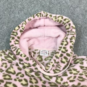 Puede incluir: Sudadera con capucha rosa y verde oliva con estampado de leopardo, con cord&oacute;n y interior rosa. La sudadera con capucha tiene una etiqueta de Hello Kitty.