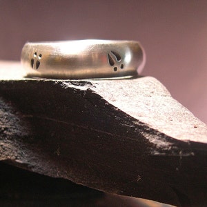 Deer Track Wedding Band,Nature Ring, Buck Track wedding Band Nature Ring, 6mm, Sterling silver image 4
