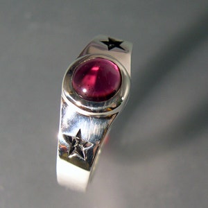 Anillo Granate con Estrellas Especiales, Anillo Celestial Granate. Plata esterlina