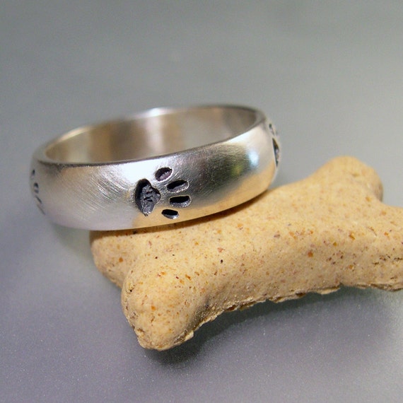 Paw Print Band Ring with Inscription - Unconditional Love - Sterling Silver Paw Print Band Ring with Inscription - Unconditional Love - Sterling Silver