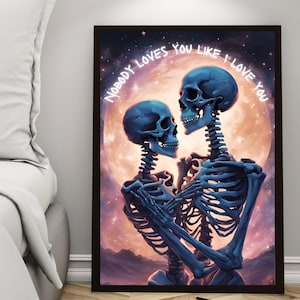 Può includere: Una stampa d'arte digitale con due scheletri blu che si abbracciano davanti a una luna piena con le stelle. Il testo "Nobody loves you like I love you" è scritto in lettere rosa neon intorno alla luna.