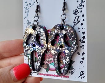 Op spookgezicht geïnspireerde schreeuwoorbellen – zwarte en zilveren glitterhars – horrorfilmsieraden Halloweencadeau Goth Alt-oorbellen – Slasher Glam