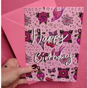 Carte d'anniversaire tatouage flash – A5 grande | Art traditionnel girly rose audacieux de tatouage | Carte d'anniversaire alternative. Hirondelles, coeur et poignard, cerise