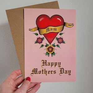 Tarjeta para el Día de la Madre con tatuaje de corazón y pergamino: tarjeta alternativa para mamá: arte de tatuaje tradicional, rockabilly, punk rock, pop-punk para mamá
