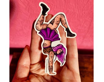 Levendige sticker geïnspireerd op tattoos – getatoeëerde vrouw met handstand cartwheel – weersbestendige vinylsticker voor laptops, waterflessen en tijdschriften