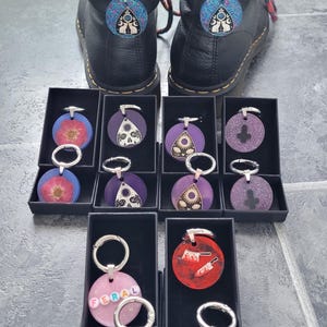 Handgemachte florale Stiefelanhänger aus Resin mit O-Ringen - Clip-On-Boot-Accessoires - wählen Sie Ihr Design - einzigartiges Geschenk